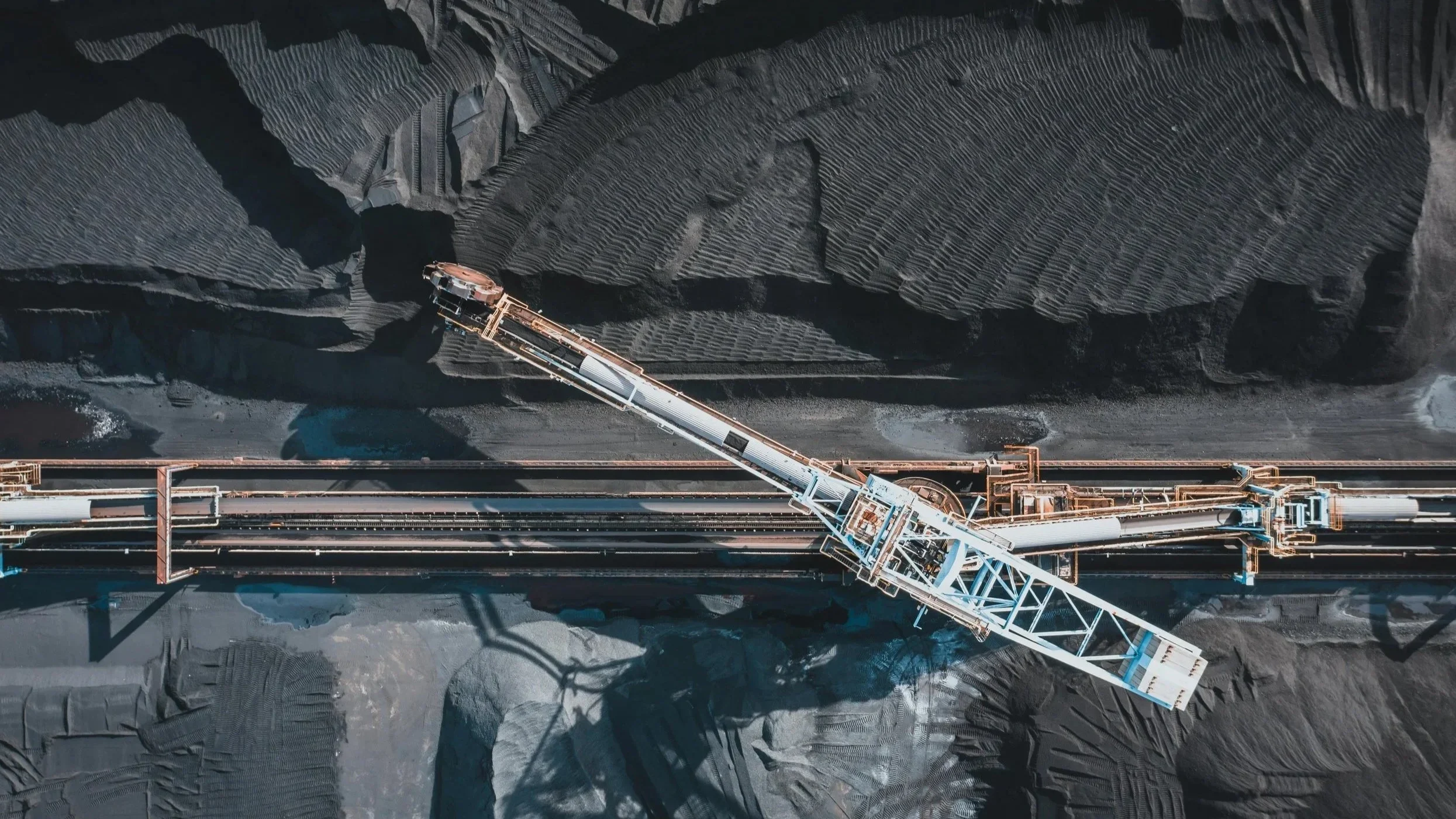 coal mining machine extracting coal from soil